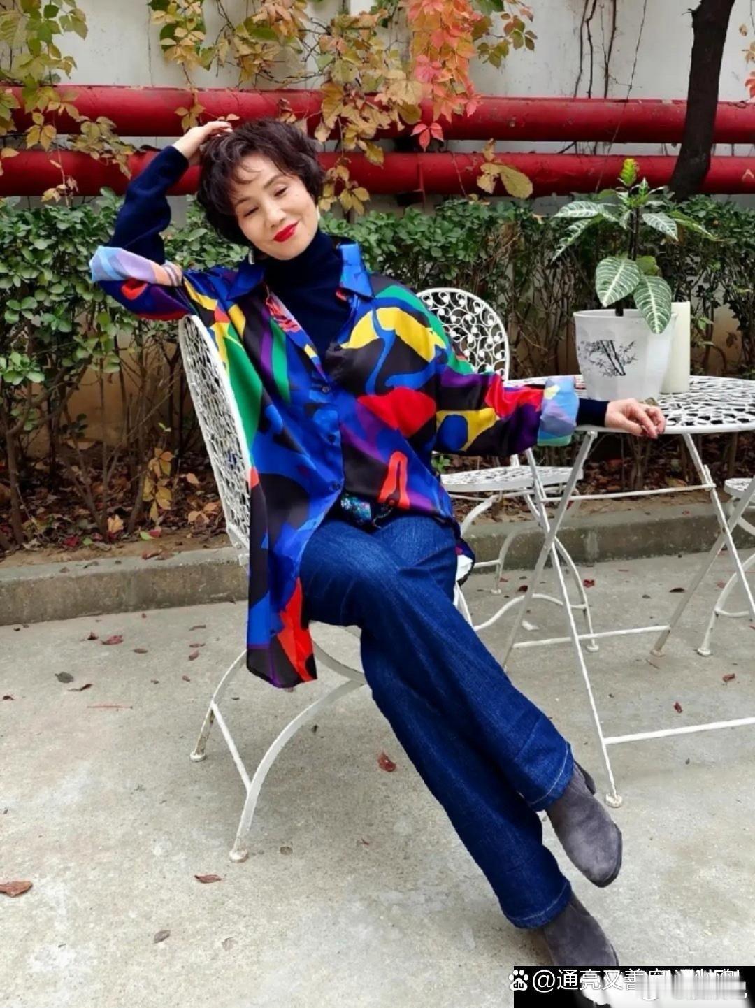 64岁的徐俐退休生活精彩，身材保持好，气质优雅，穿衣有品味 ​​​