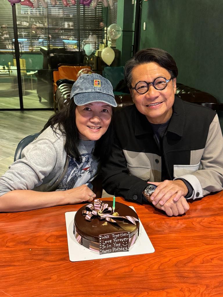 香港TVB著名演员郑子诚和老婆合照，他老婆有点眼熟，好像以前也在TVB拍过戏