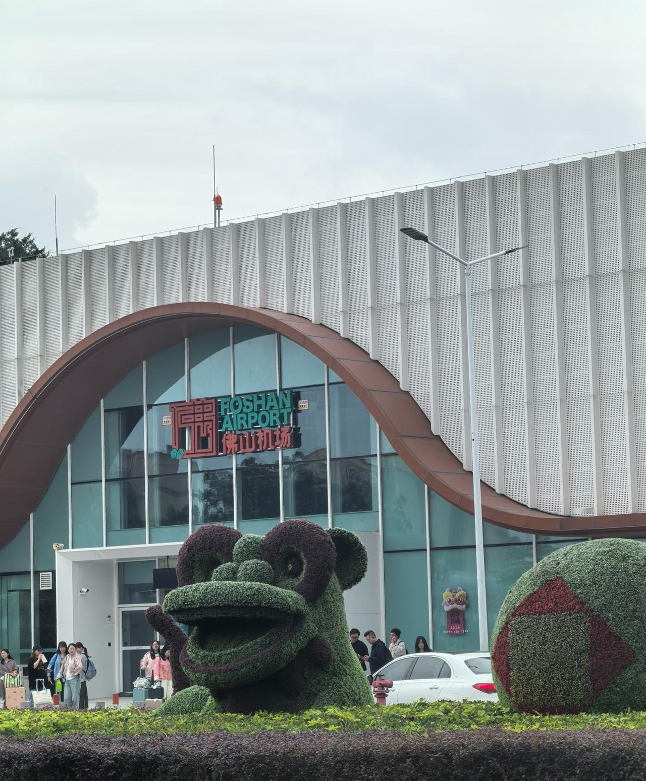 新佛山机场我给满分！
新机场体验感给满分～
从安检口到登机口两者不到15米！
柜