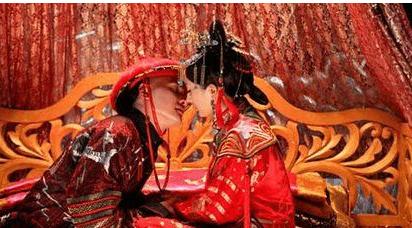古代皇帝大婚，第一次行房事，基本都有人提前教，而且是一套非常成熟、细致的制度，不