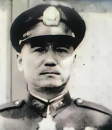 1949年12月，国军军长鲁崇义劝说参谋长何沧浪起义，然而何沧浪却涨红了脸，梗着