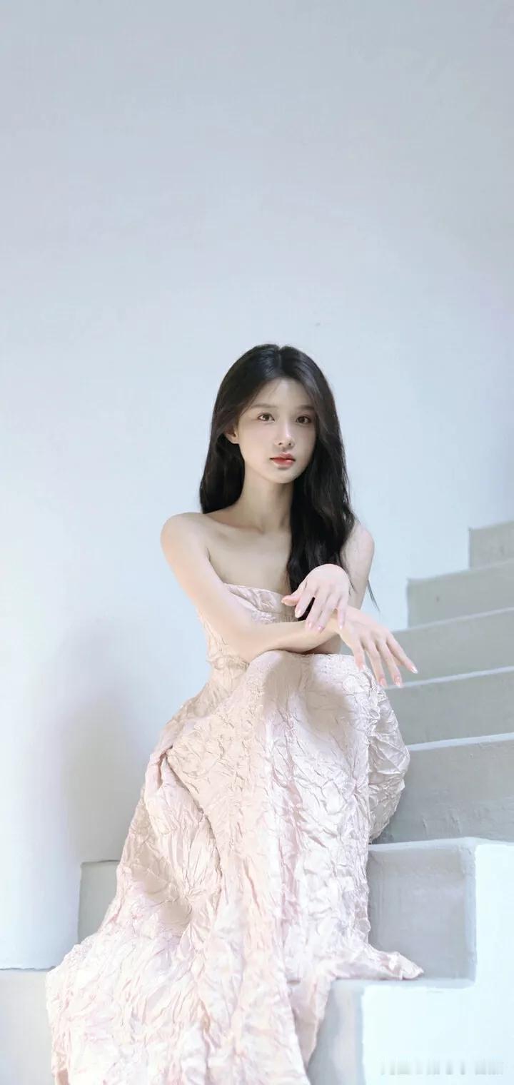 梦幻粉裙少女，优雅坐于楼梯间，如梦似幻。