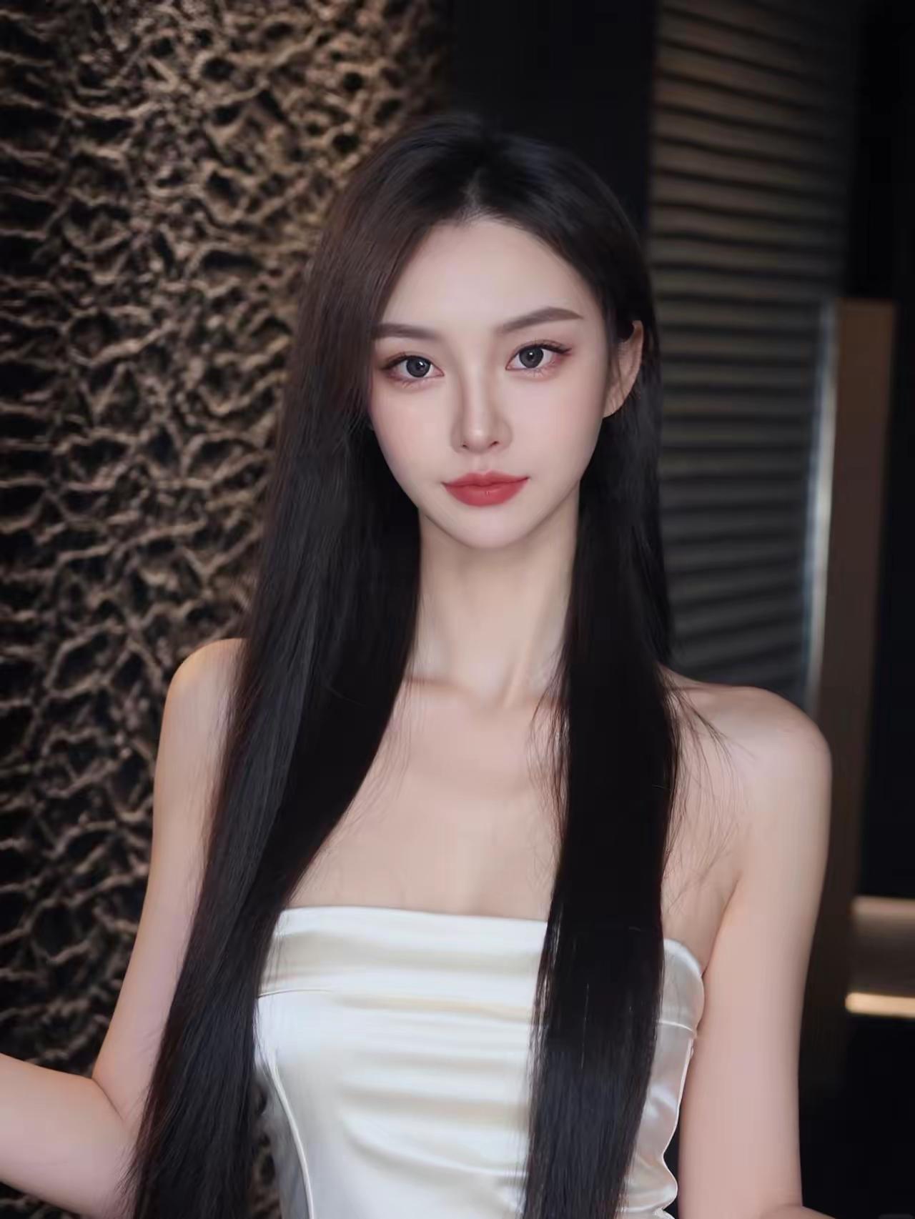 优雅黑发少女，柔美无肩带礼服，尽显温婉气质。
