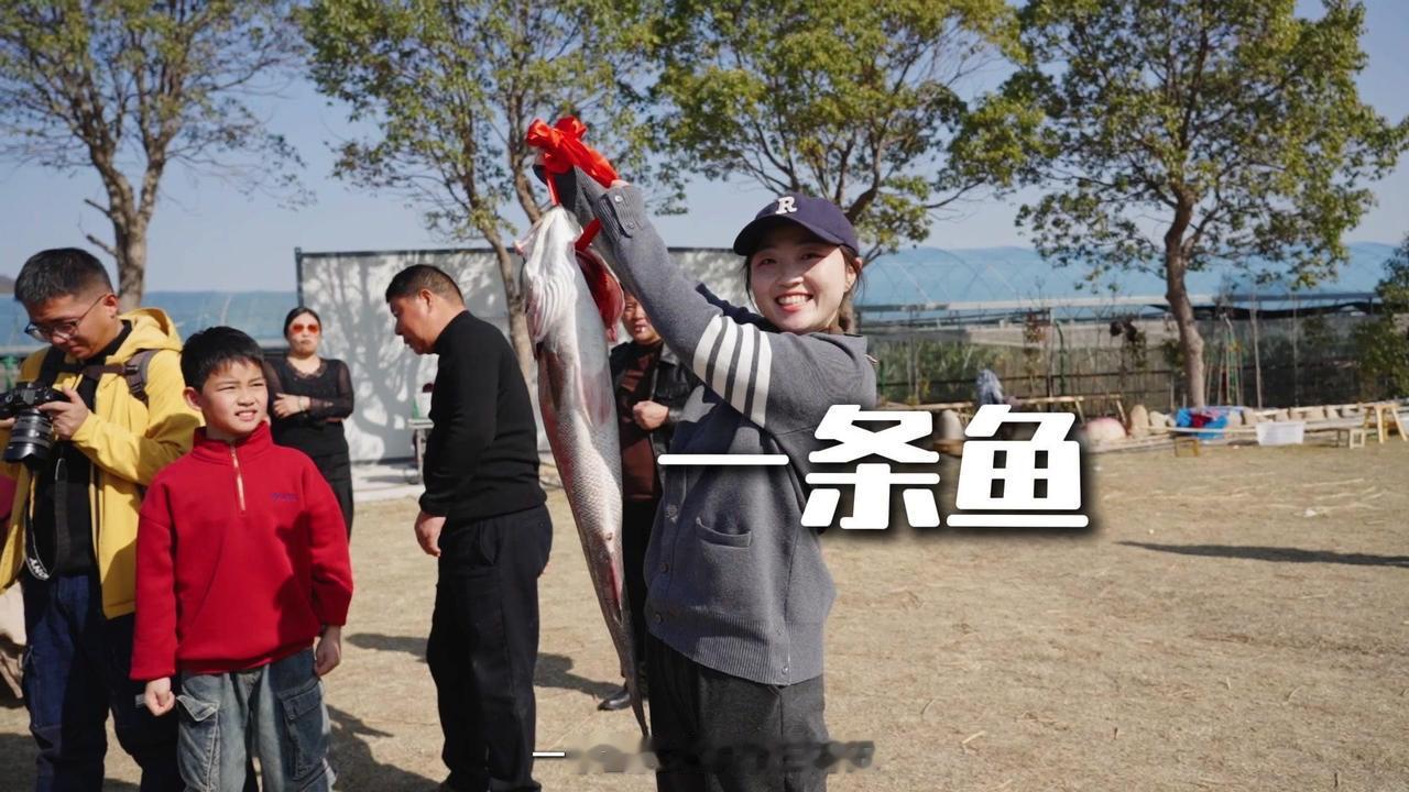 🌊寒冬腊月的墙头藏着百年渔村的温度，西沪港畔的丰收盛宴让人挪不开眼。导航到下沙
