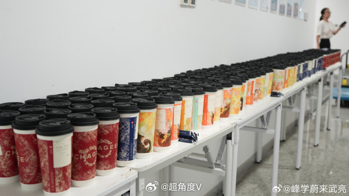 【张姩菡请峰学蔚来员工立秋喝奶茶，武亮回应】今天，峰学蔚来官方发文：“以前秋天的