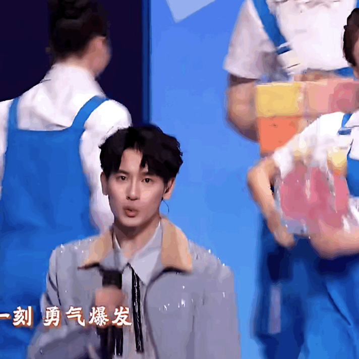 胡先煦直播晒新发色胡先煦要连发五天红包虽然灰蓝色很好看，但是很怀念昨天的小蓝马谁