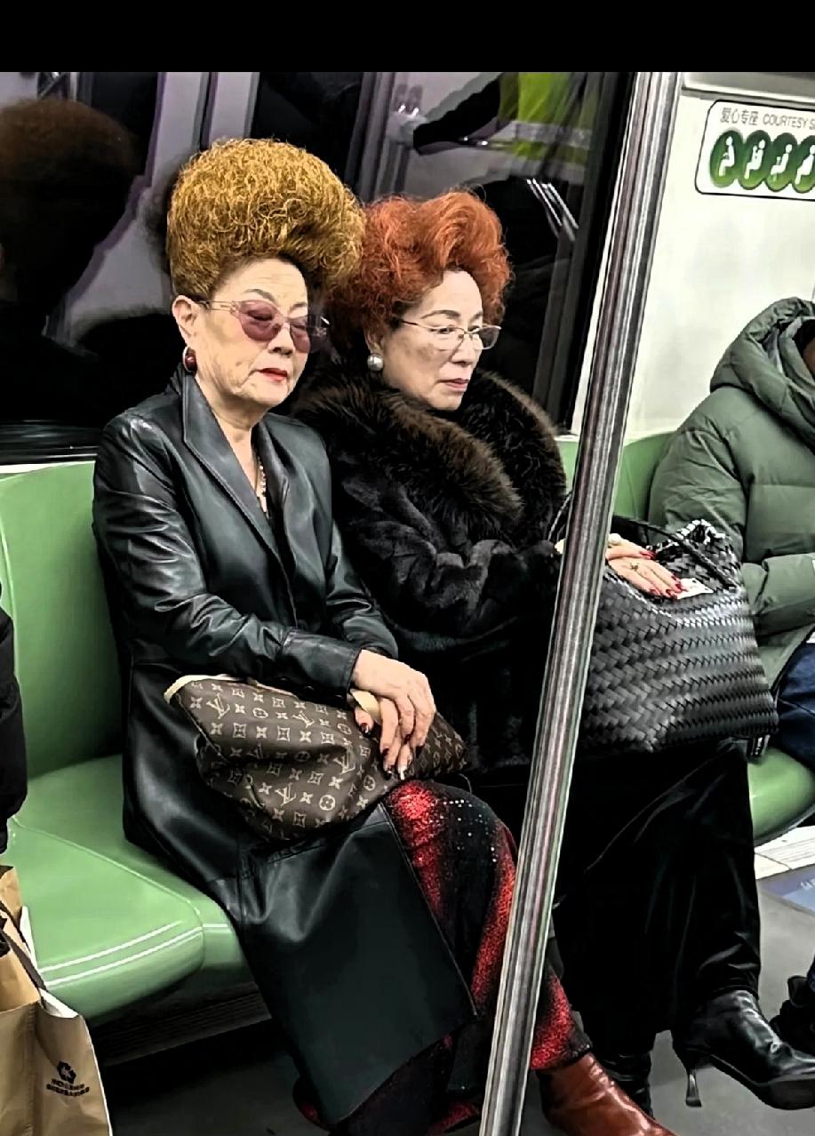 太惊艳了，简直看呆了！“时尚顶流”大妈！
少年老成，老要癫狂。很多人一辈子活在别