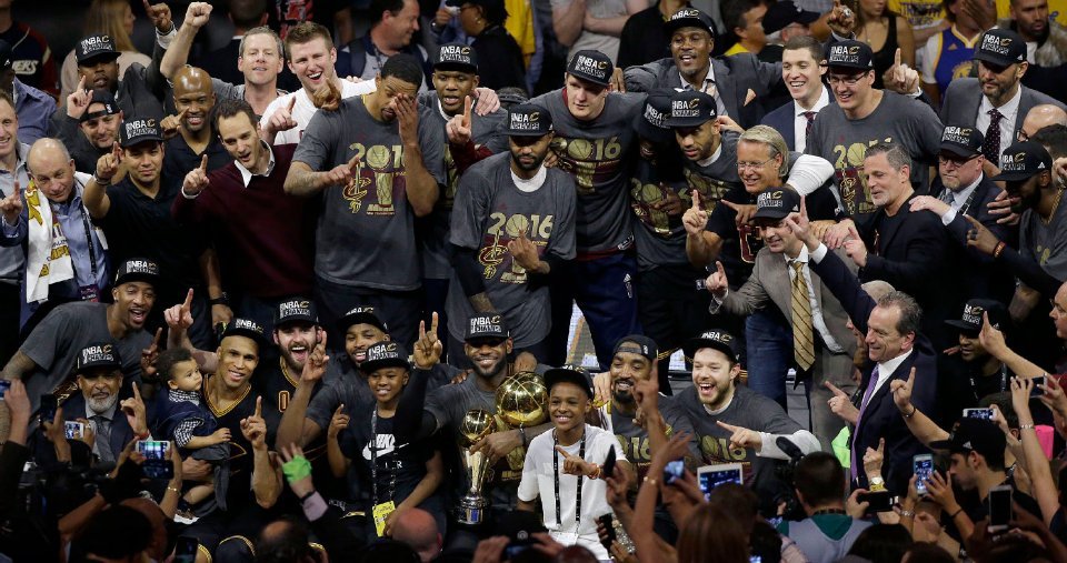 詹姆斯：“2016年夺冠的骑士队聊天群至今仍在活跃（多数成员仍在群中），我们正在