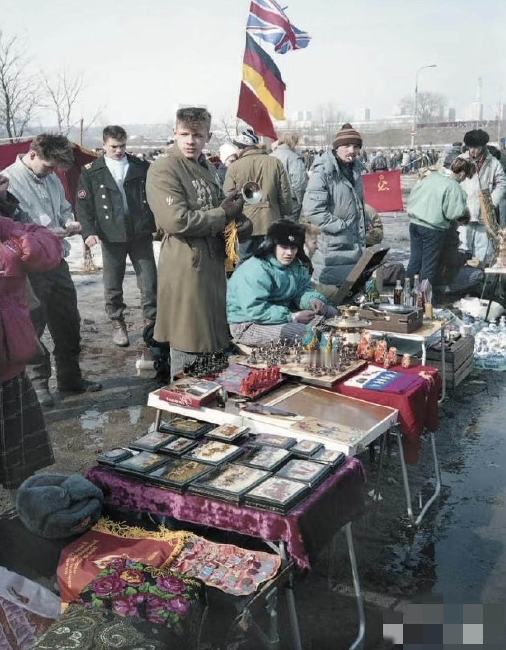 1992年，苏联解体后，正在摆摊卖勋章的苏联军人。
当时，苏联的许多老兵为了换取