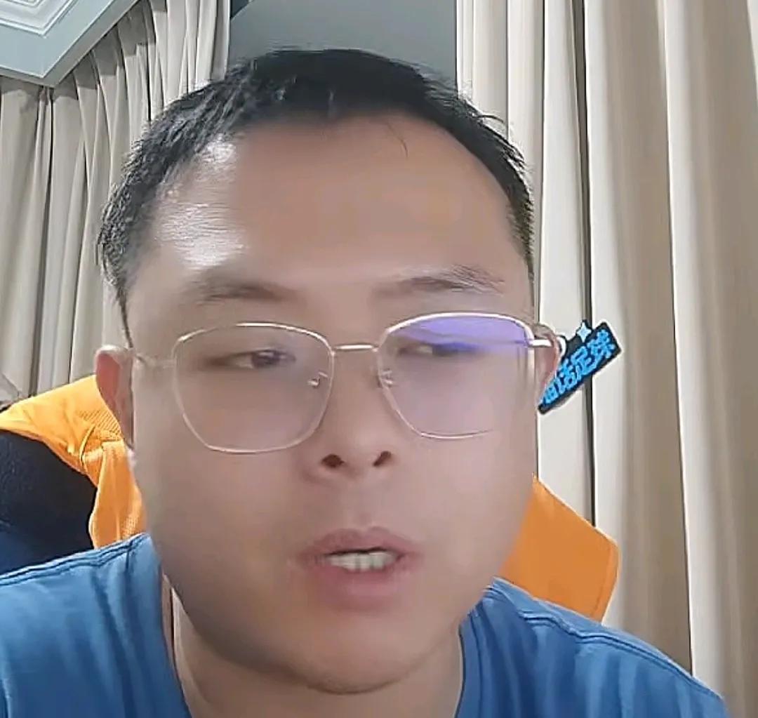 媒体人苗原透露，目前很多本土球员都不敢去上海申花踢球了。
苗原在直播时表示，据他