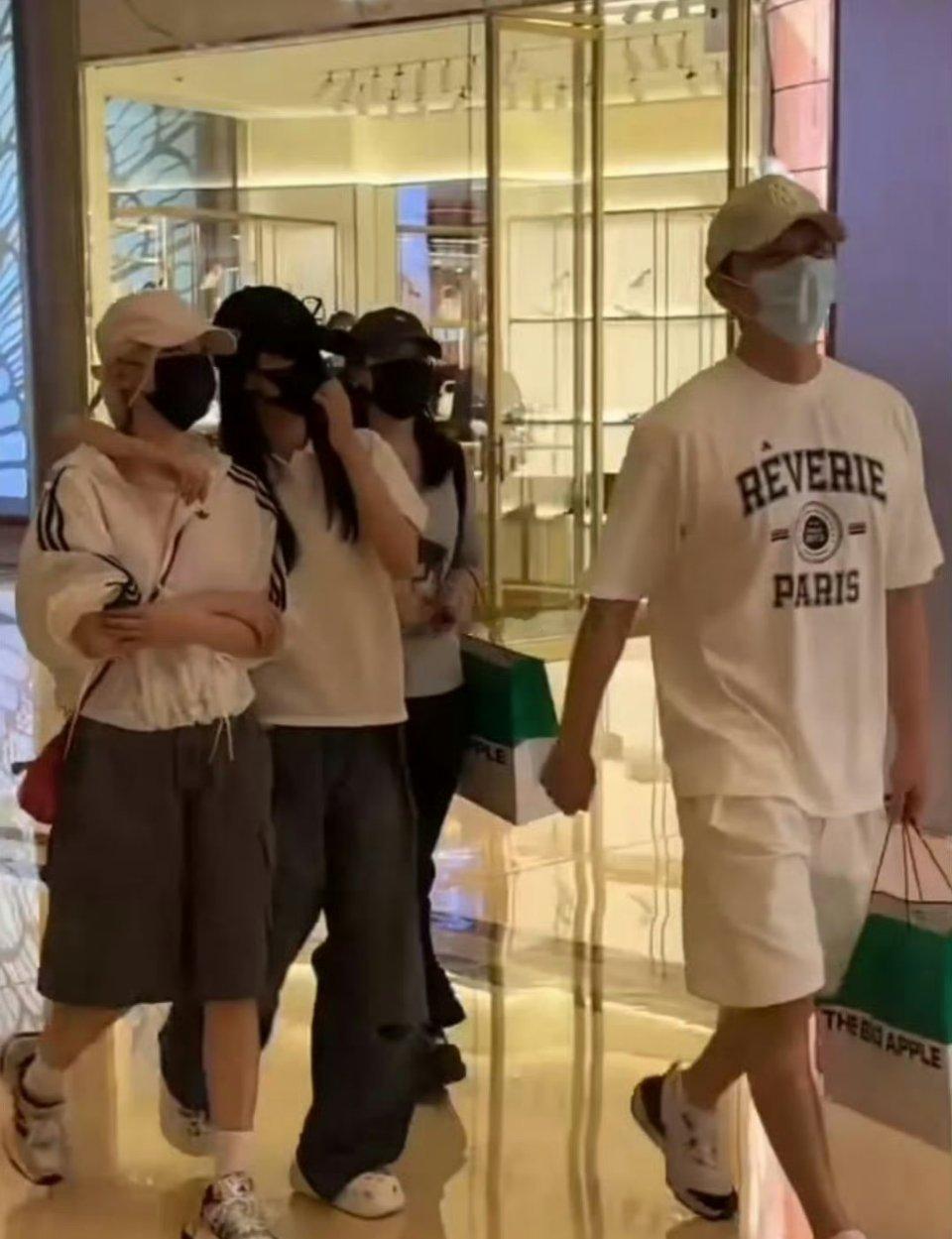 白鹿宋雨琦澳门挽手逛街被拍！网友：内娱演员x韩团爱豆破次元同框！这闺蜜line我