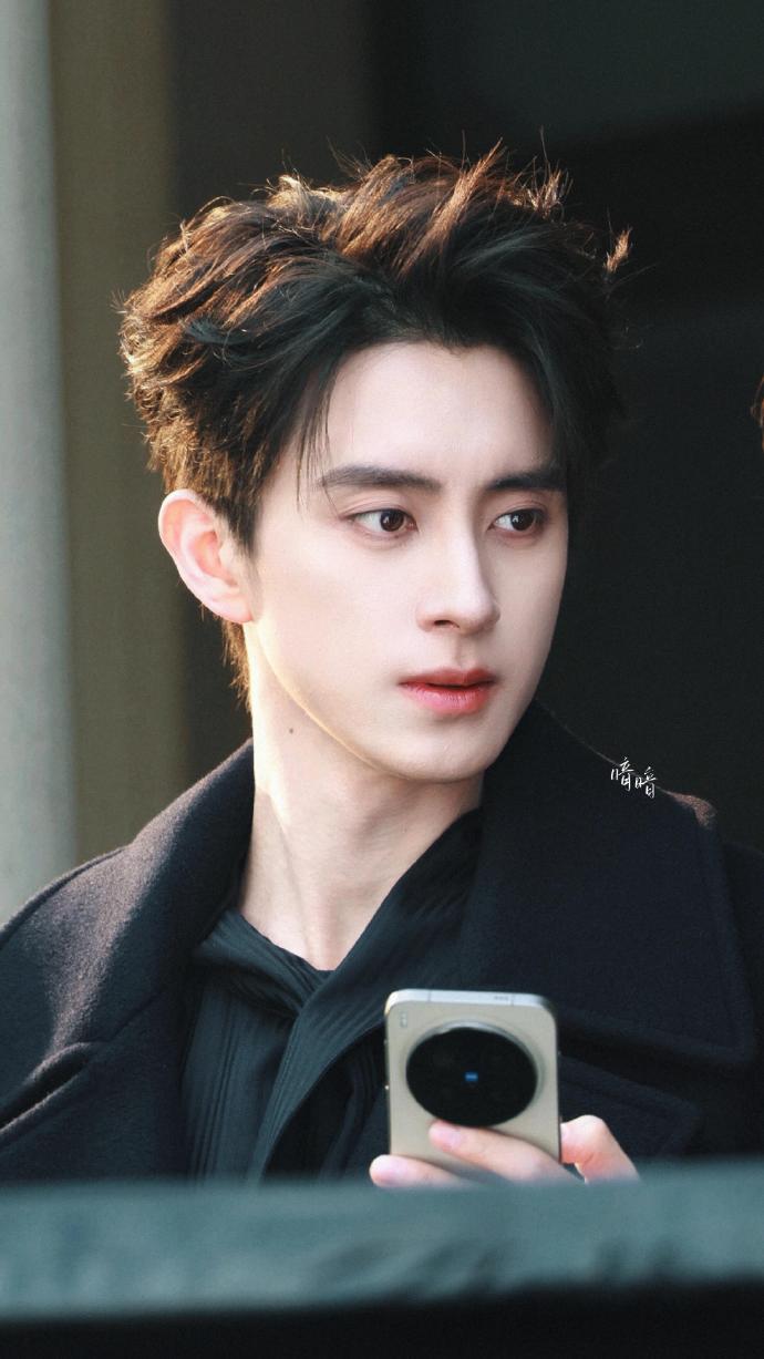 敖瑞鹏血管分明的手 敖瑞鹏无名指戴戒指的手我细品 敖瑞鹏无名指戴戒指的手我细品，