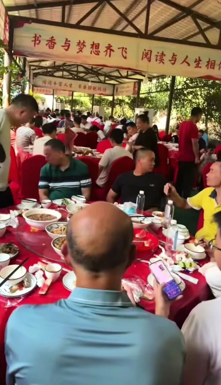 湖南一大学在校园摆600余桌宴席，免费请新生和家长吃饭，每桌10道“土头碗”等特色菜，单桌成本700