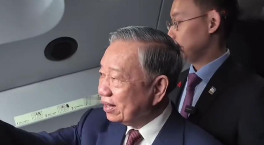 苏林携夫人坐高铁去广西了，还到驾驶舱观摩了一番！
4月16日，苏林继续在北京访问