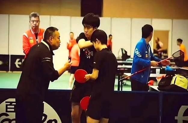 那一蹲，像是按住了全场的呼吸。
他没大声训话。
他蹲着，跟年轻人平着说话。
这不