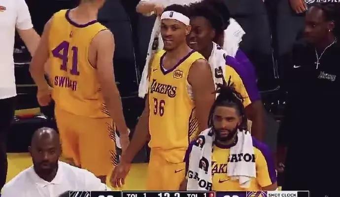 广东上赛季签了两回的外援贝滋利在NBA夏季联赛大放光彩啊，他代表湖人出战3场比赛
