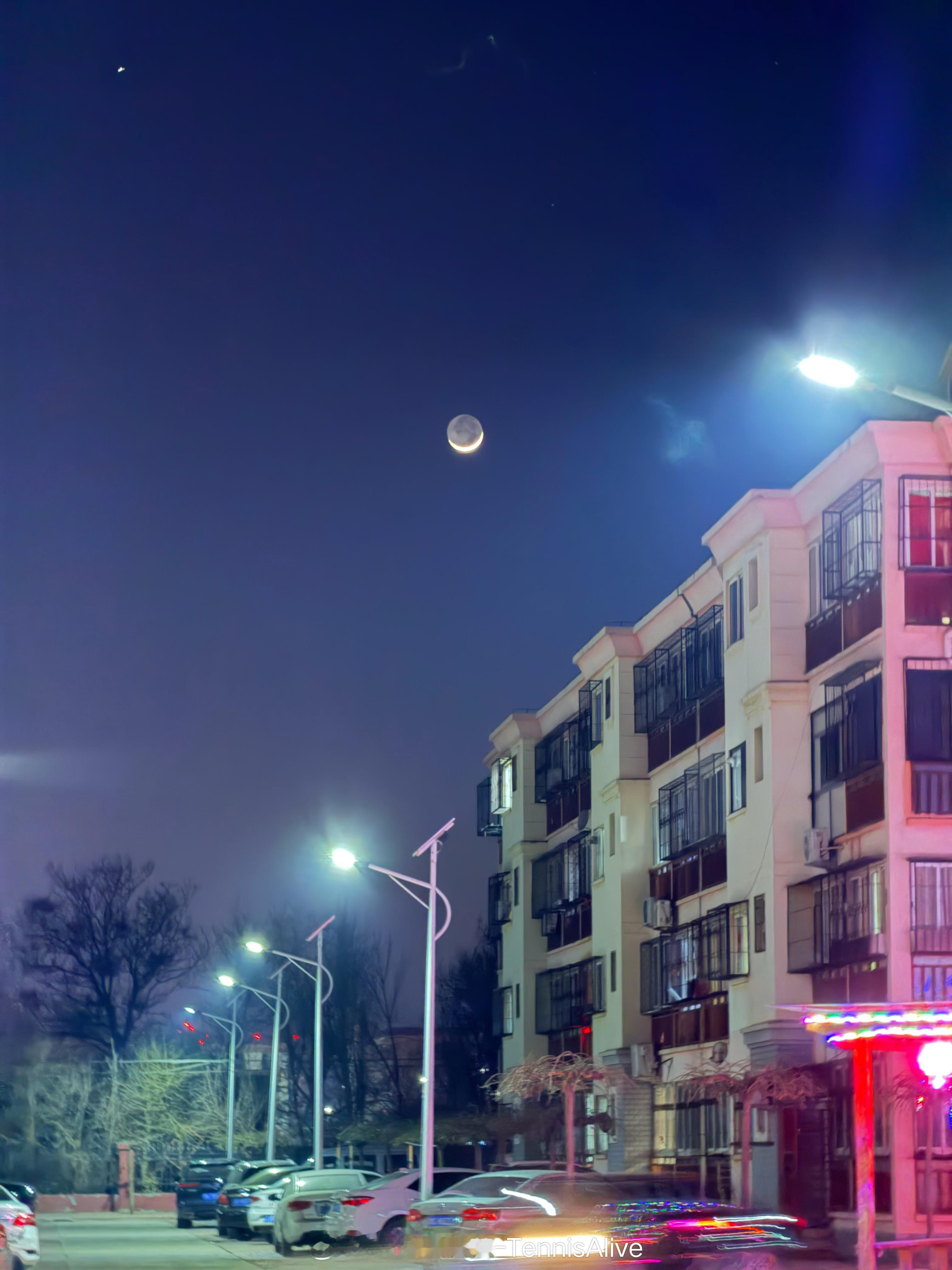 今天的月亮很美 