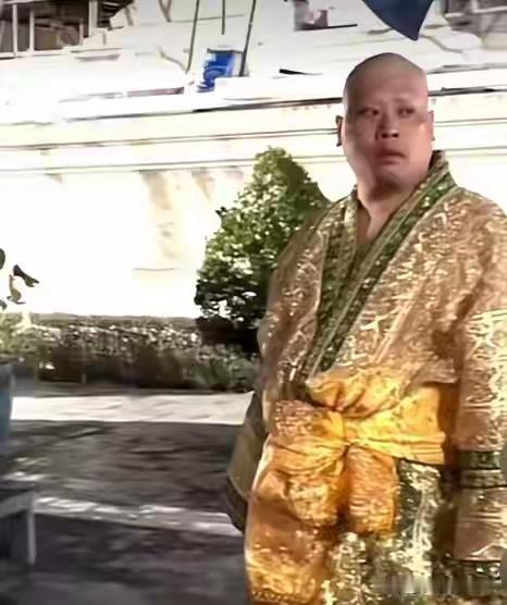 二王子身上的和尚服好看，但依然改变不了他路人长相。二王子这颜值太难改变了，再好看