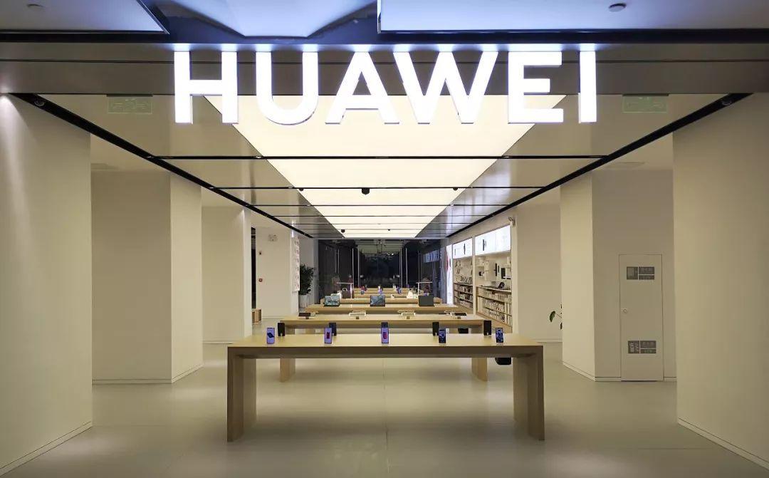 开卖十来天，五家国产新旗舰加起来，还没苹果两款万元机卖得多。

这两天第三方统计