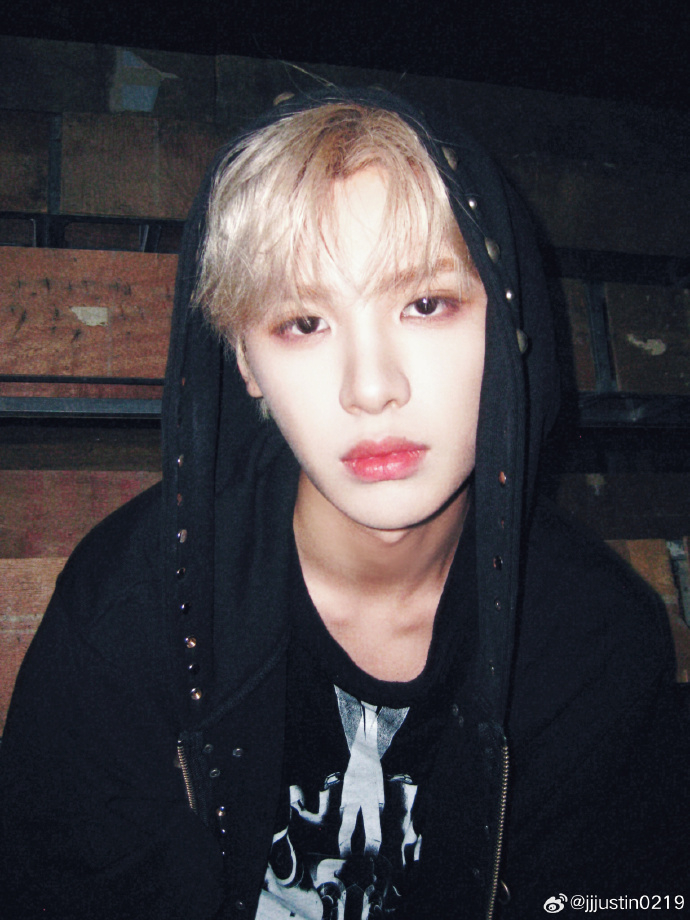 黄明昊[超话] 黄明昊 金发是一种感觉 ​​​