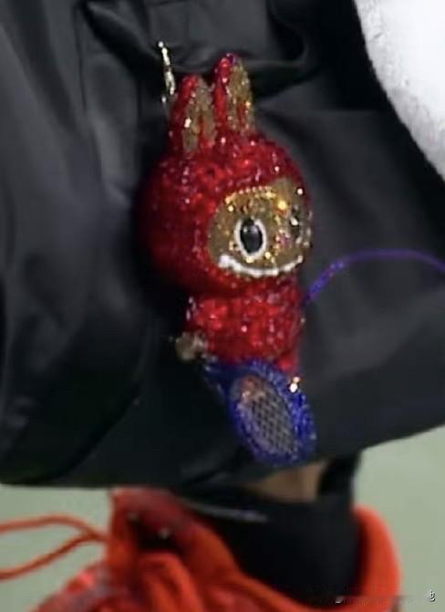 大坂直美labubu一身红钻一看就是高端玩家，一身行头也是个性选手，美网在家门口