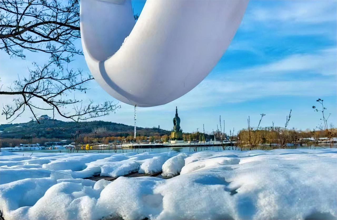 今年冬天的不同四九有了一场暴雪，感觉世界瞬间干净了许多。下图很漂亮，谁知道是哪里