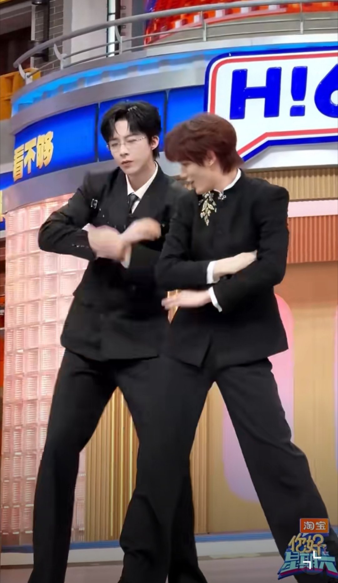 被这段双人舞硬控！黑西造型荷尔蒙爆棚，动作同步率绝了！刘宇宁丁程鑫好权威的双人舞