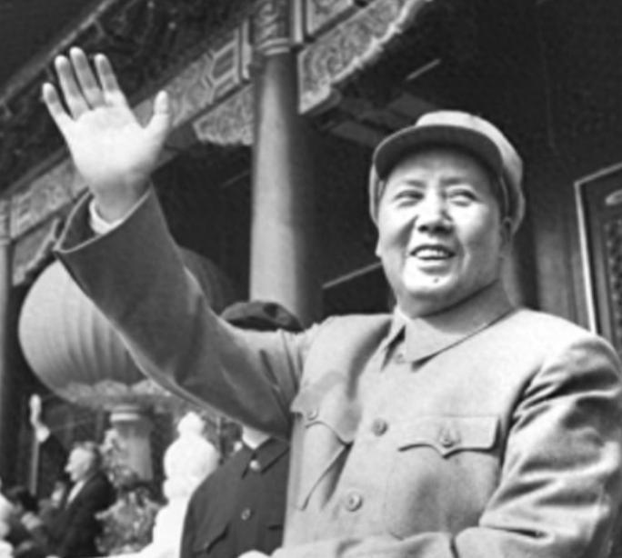 这位带着手铐走完长征的英雄，在开国大典前夕被毛主席问：你是哪一位？
1932年1