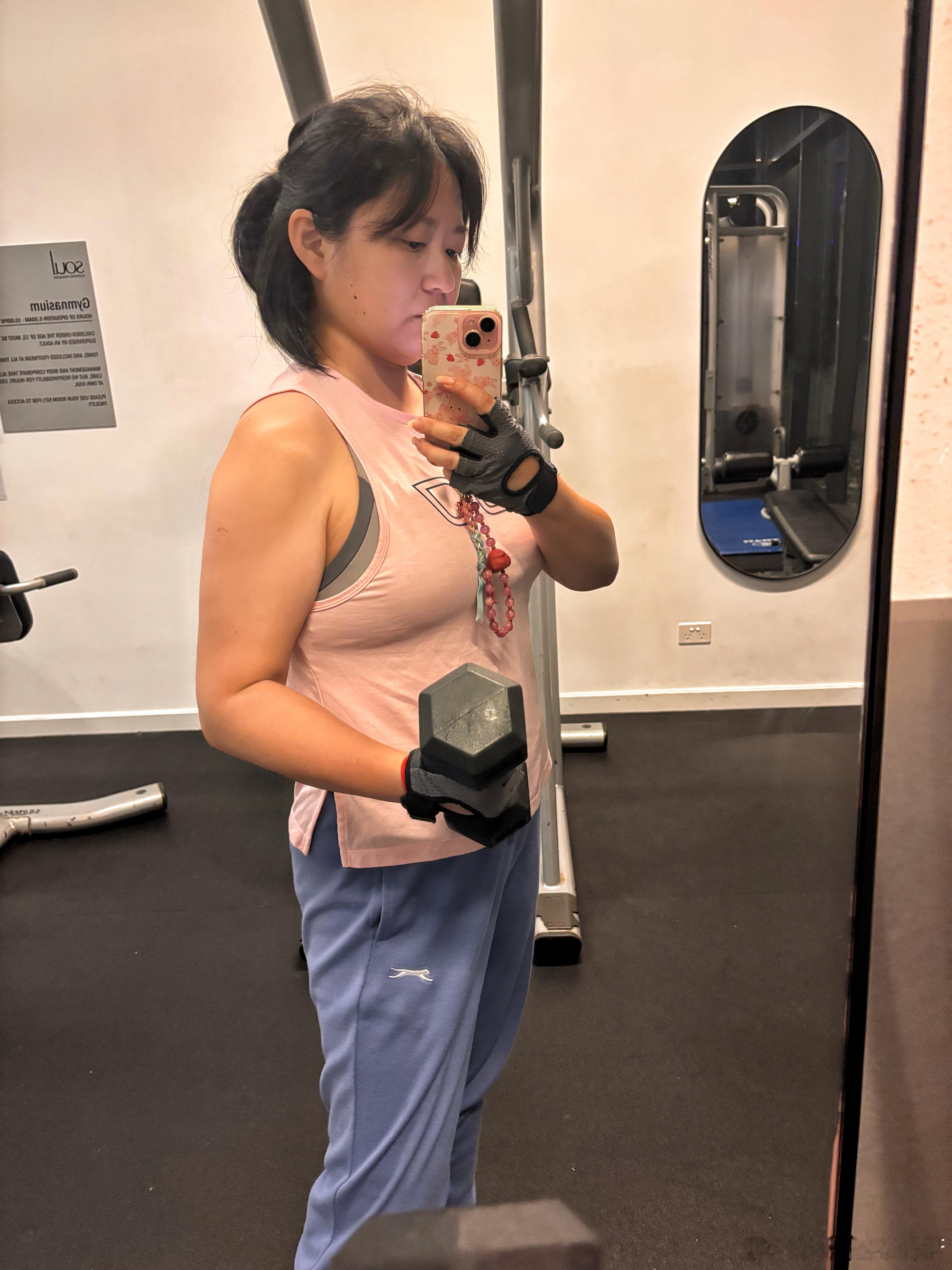 本来今天是真的不想去gym的，因为膝盖有点不舒服。但是又不想破例，加上家里有个卷