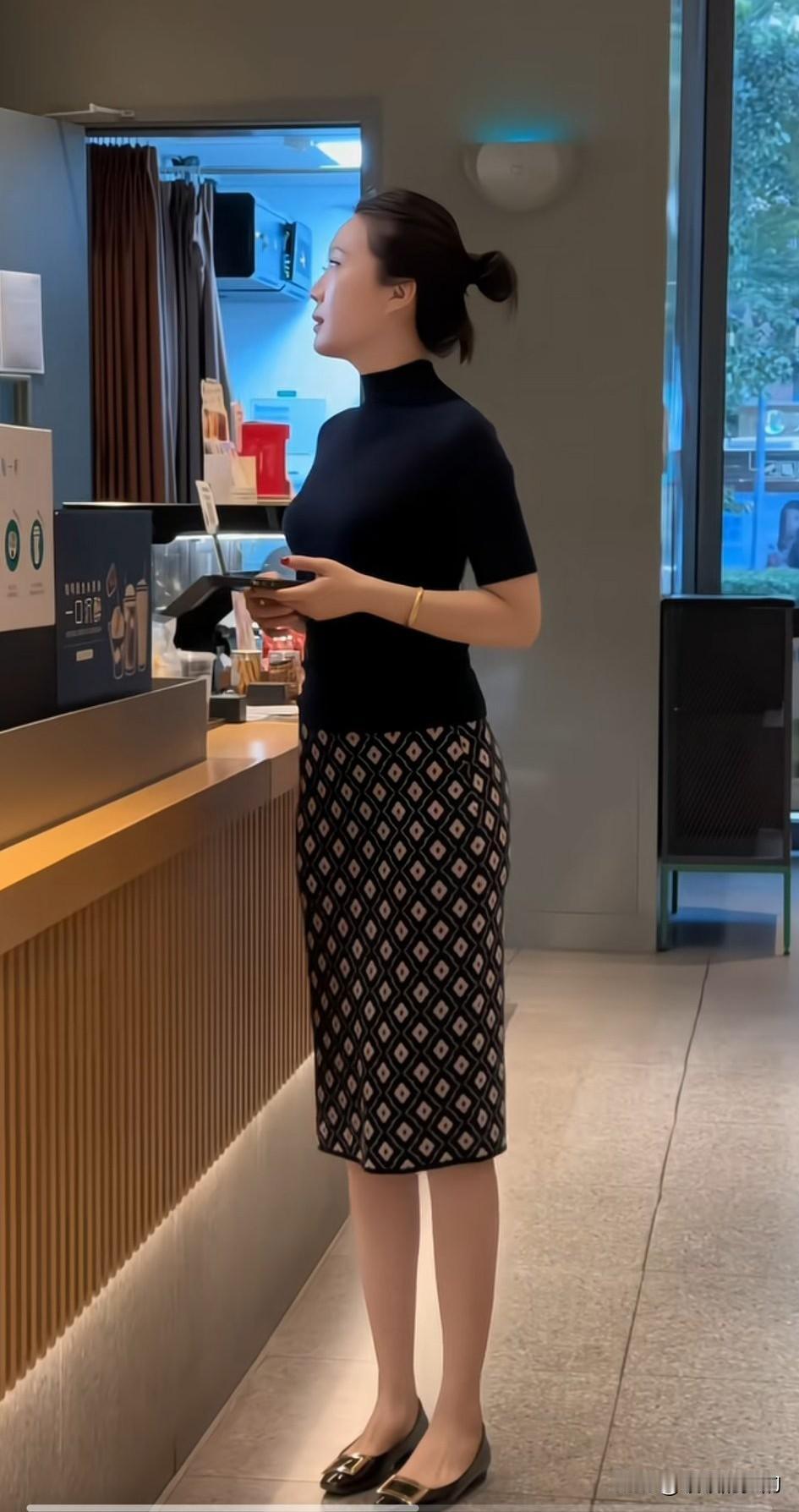 在餐厅看到的
打扮的非常高档
简约而不简单