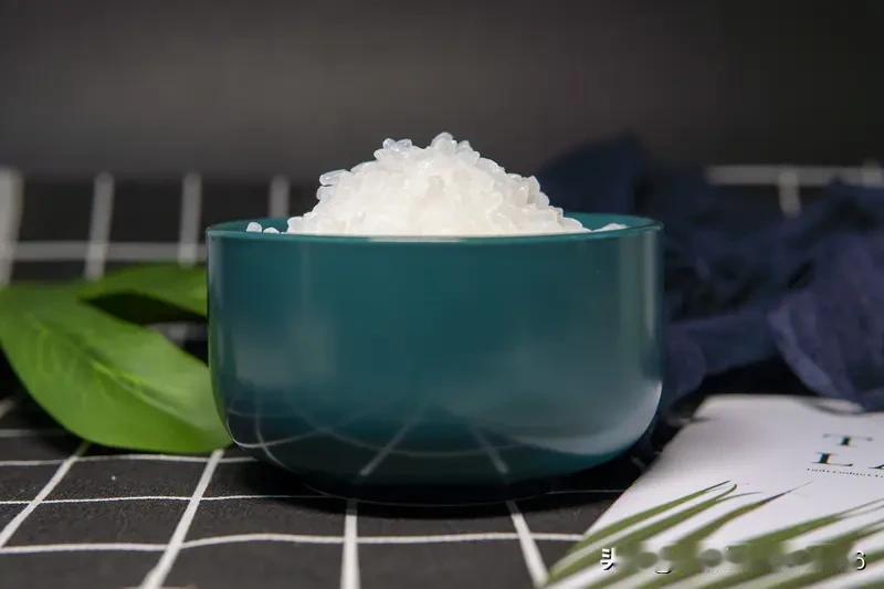 夫妻之间本来就是凑合着过日子，有福同享，有难同当。柴油盐米将就过，酸甜苦辣调合过