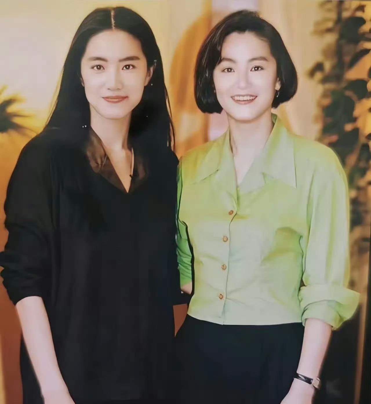 看网友挖出来的旧照片，
发现一个真相，
那就是能成为明星的替身也不是普通人的容貌