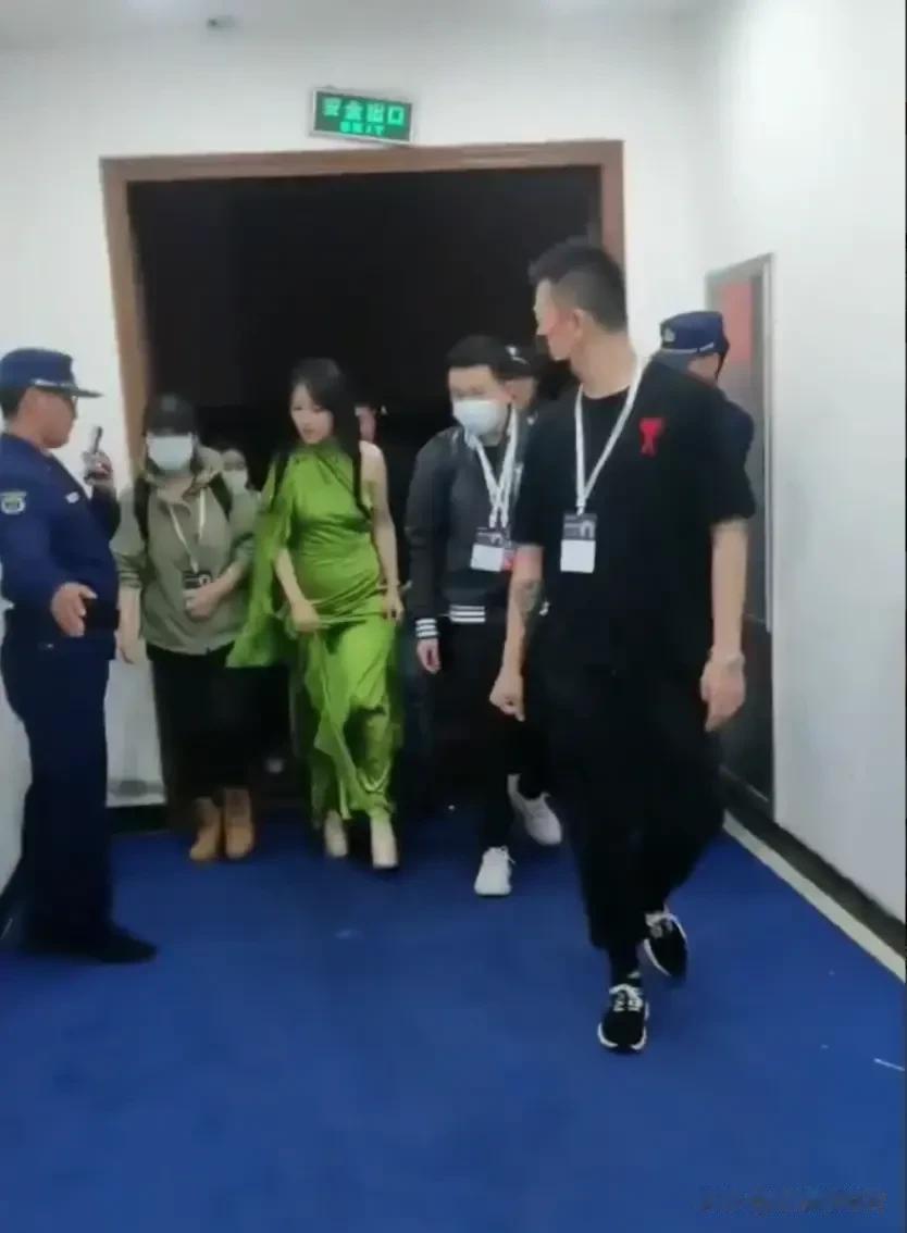 笑不活了！52岁的不老女神、甜歌皇后杨钰莹这花容失色的一险摔，把她那“怀孕三个月