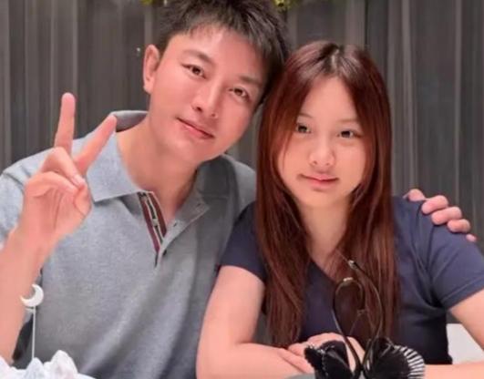 贾乃亮42岁生日父女同框羡煞旁人！13岁的女儿甜馨像爸爸有福。生日快乐，父女同乐