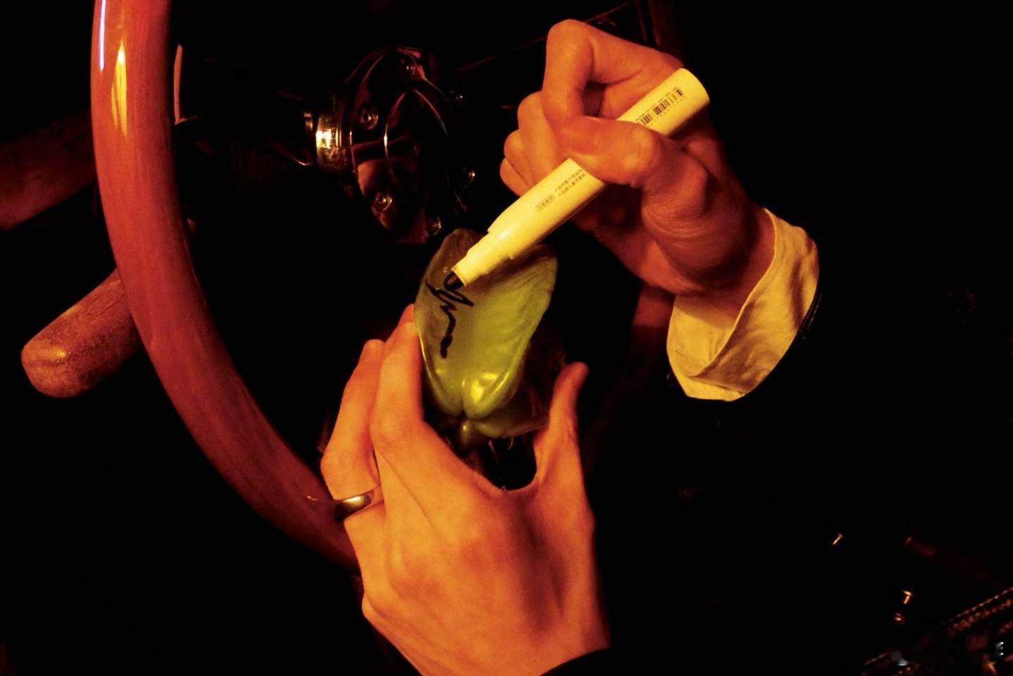 曾舜晞新歌浆果 谁还没听曾舜晞的浆果，梦幻旋律搭配走心粤语词，把爱里的不安与遗憾