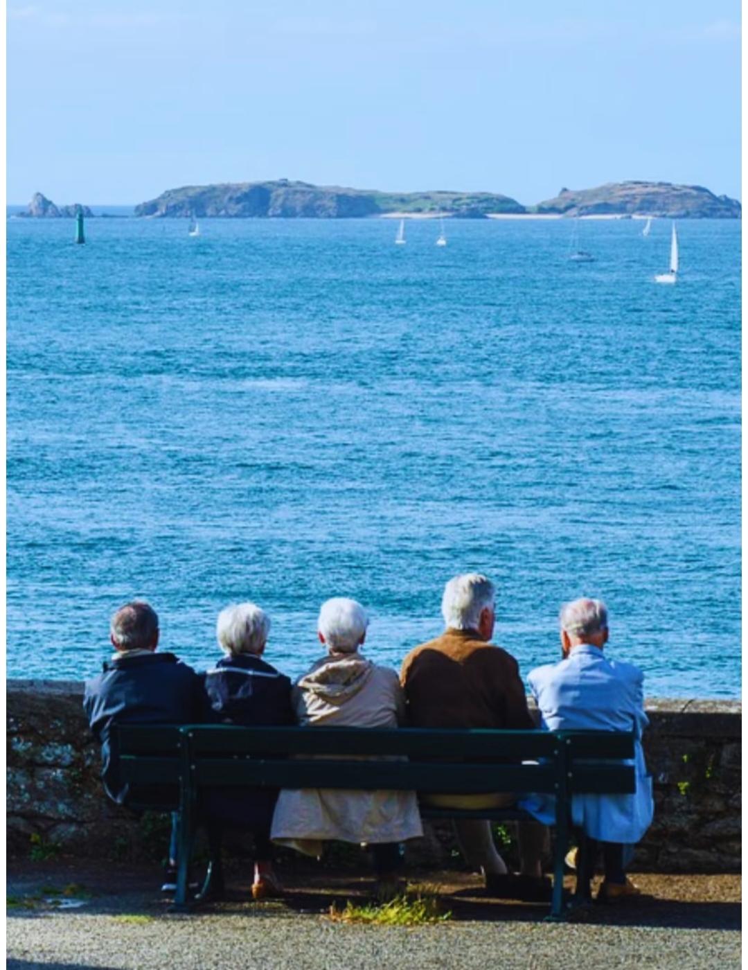 人一旦到了退休的年纪
真的奉劝大家
能在城里养老
就不要回农村
很多人都会觉得