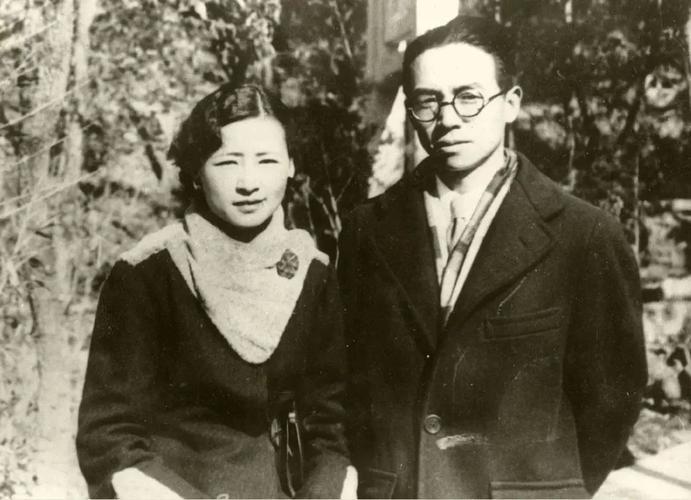 1953年，吴晗决定拆掉北京城古建筑，梁思成百般劝诫无果，急的蹲在地上痛哭，妻子