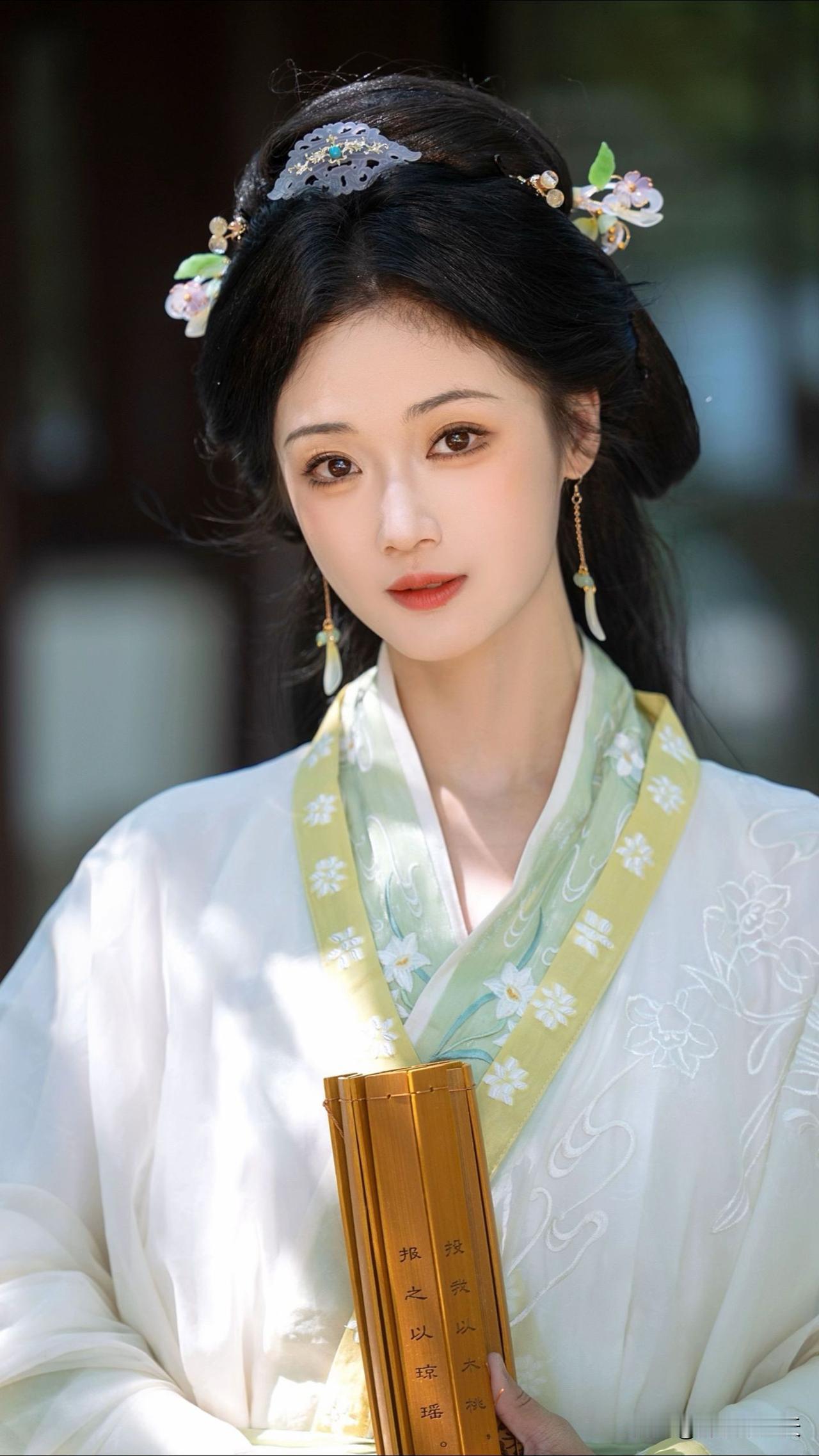 竹下寻清风 ，清风拂面来。我心如水 水滴石穿。美女人像群 竹影婆娑处 竹林国风人