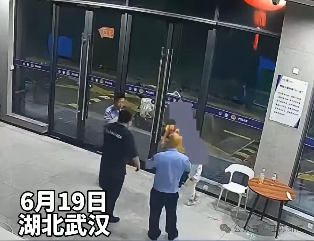 雨夜寻母的3岁孩童，藏着成年人最心酸的生活真相
谁能读懂单亲妈妈藏在风雨里的心酸