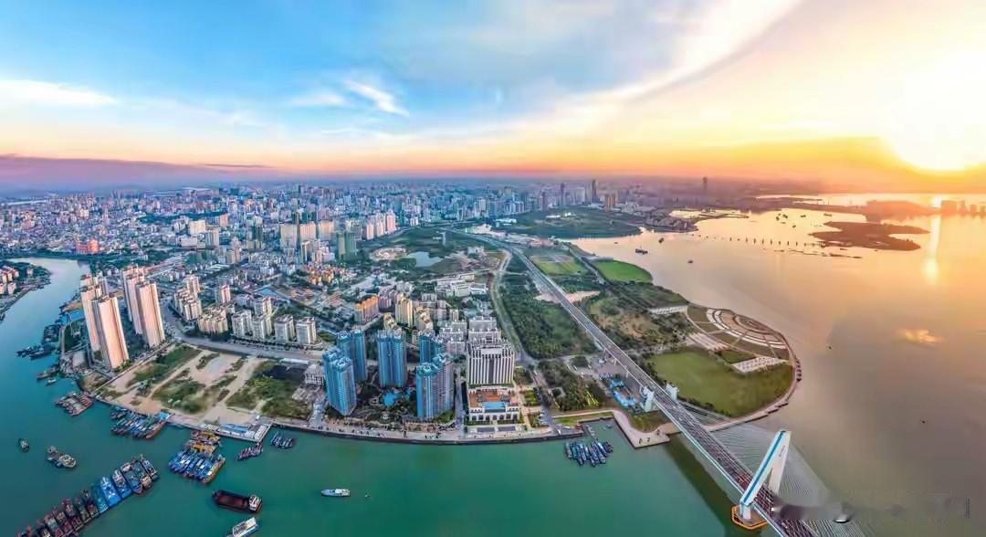 海南封关新加坡不淡定？新媒硬气反问：一国怎怕一省
 
2025年12月18日海南