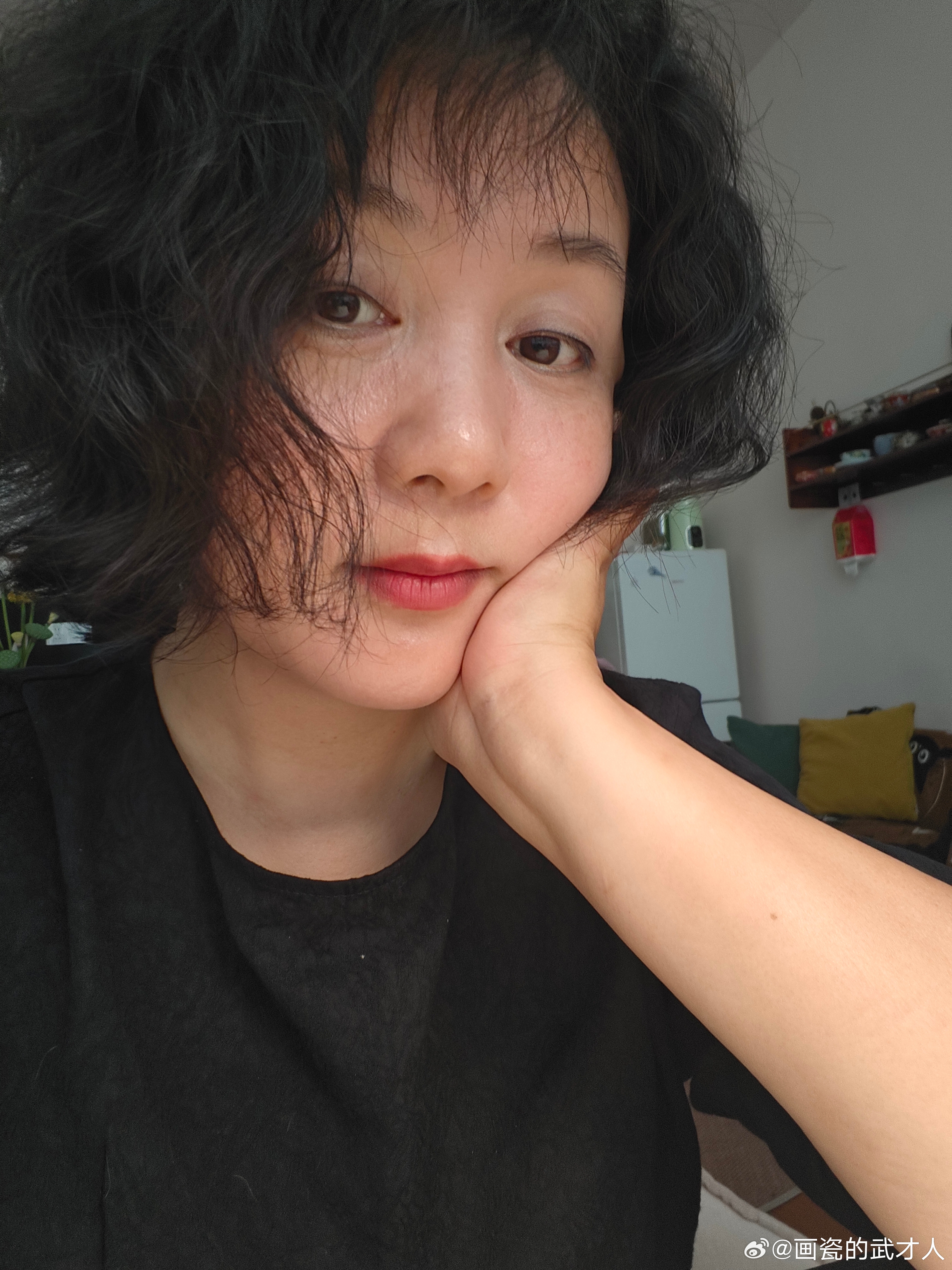 卷毛大婶每天起床都在考虑今天要穿什么，那上百件旗袍都不适配了。 