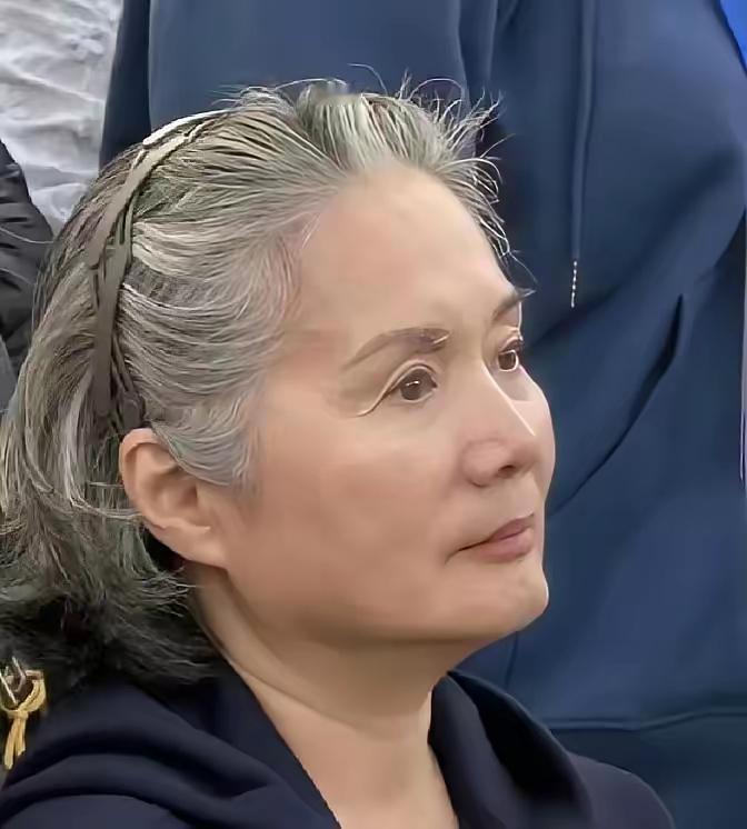 她怎么大变模样了，一头白头发都是清晰可见
你们认识她吗？
她年轻的时候是多少男人