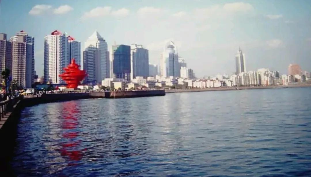 鲜美的海鲜让人流连忘返，甘醇佳酿泌人心脾，每年令来旅游的游客赞不绝口。