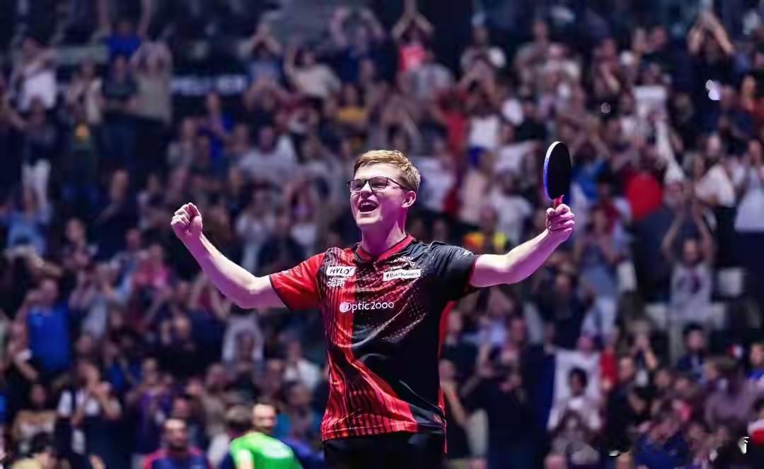 男单赛场，几乎是一边倒；排名前十，只剩莫雷加德

◎西蒙好像不在状态！1-4输给