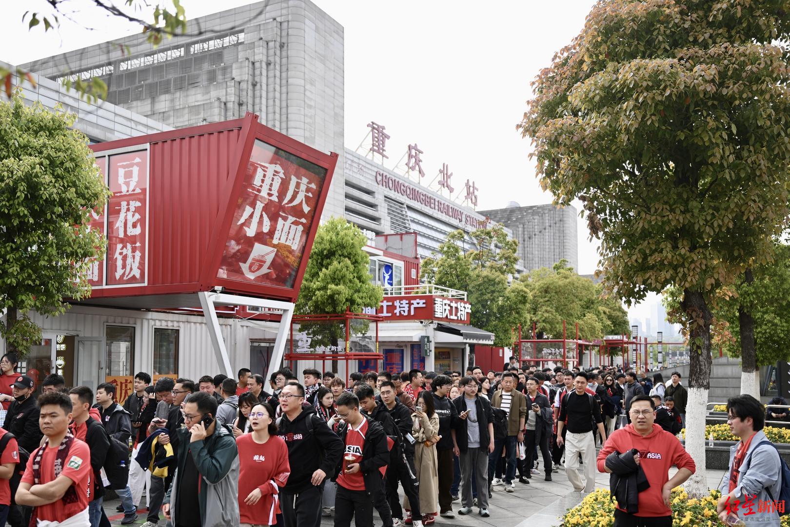 “成渝德比”打响!球迷在动车清洁袋上留言出圈:来体验成都的热情,感受成都的包容