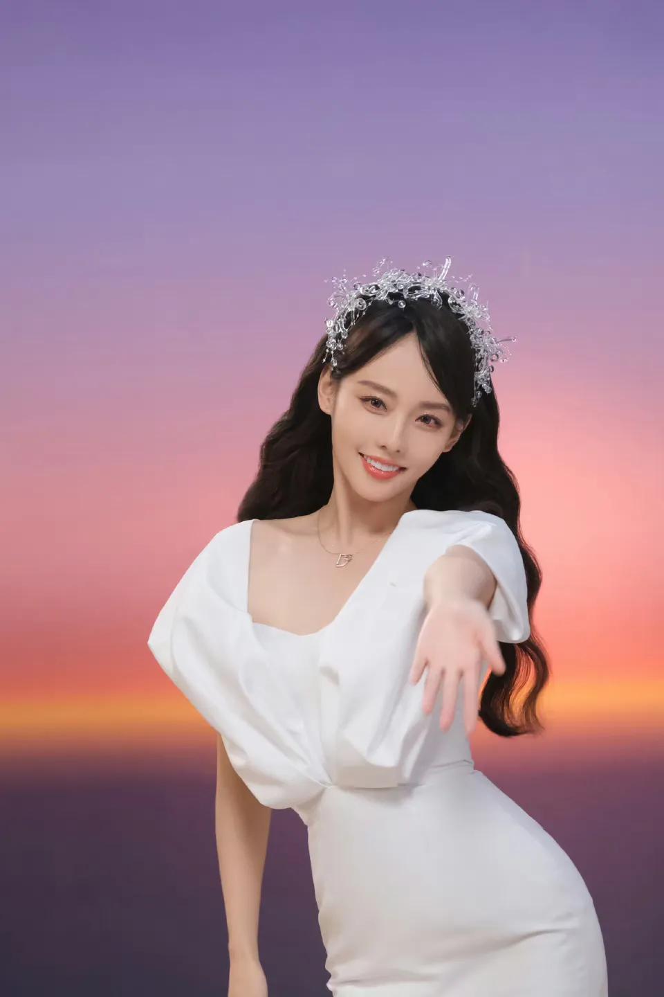 张嘉倪戴着水晶王冠身着白色礼服，再加上彩虹🌈背影，宛如下凡仙子，尤其是她自信的