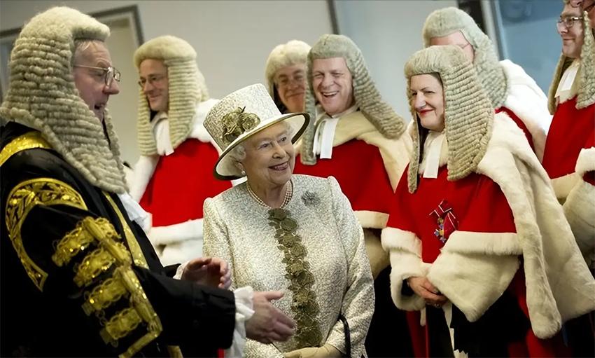 说到英语，我想到这些事：西方因为乱交导致梅毒泛滥，脱发、满头脓疮，发明了假发；西