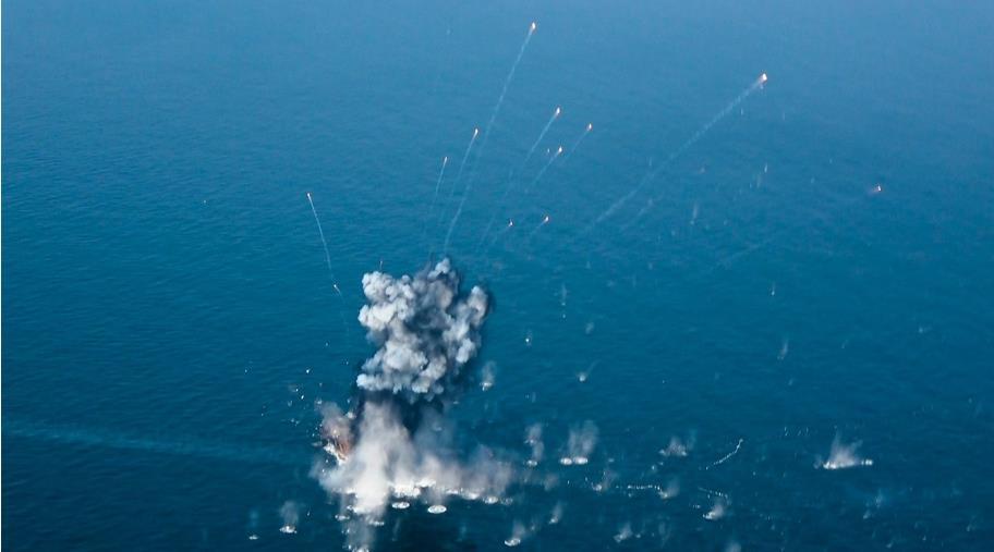 阿曼海岸霍尔木兹海峡一艘油轮遭遇袭击，封锁霍尔木兹海峡将引发全球经济震荡
   