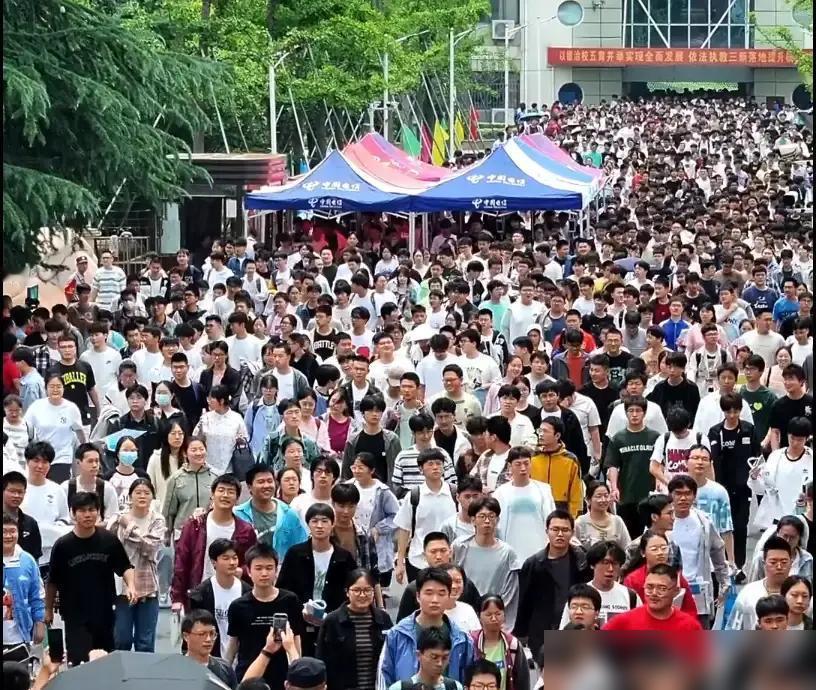 两年复读砸进去快十万，最后数学考完，孩子直接哭了。

我身边就有同款家庭，前两年