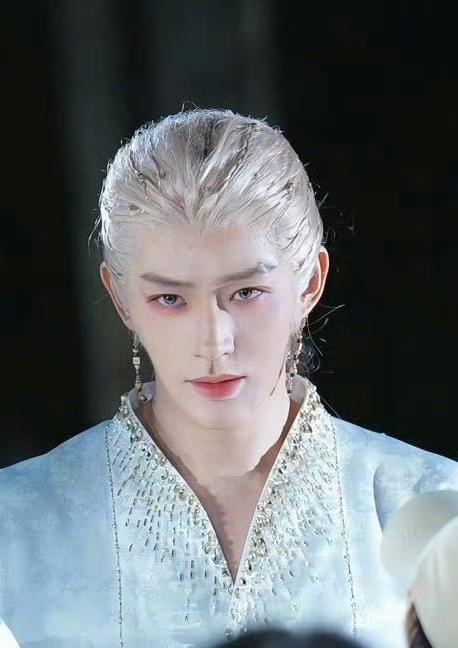 邓为这简直就是建模脸啊，比现在的ai漫剧的男主都帅，他的长相就超级适合这种玄幻风